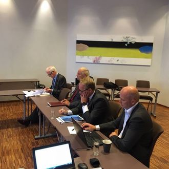 OFFENTLEG: Under møtet i Fylkesutvalet på Flesland onsdag vart summen konsernsjef Per Sævik i Havila (lengst vekke på biletet) er viljug til å gje for fylkeskommunen sine Fjord1-aksjar. Presse