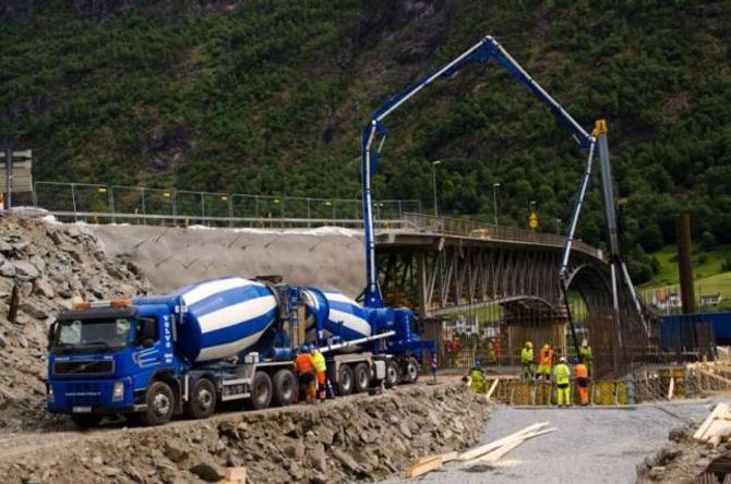 LANDKAR: Her støyper dei fundament til landkar tidlegare i sommar.