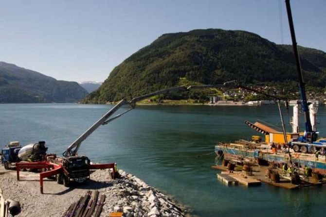 PÅLAR: Støyping av pålar på sida mot Loftesnes. Det står att å støype på sida mot Sogndal.