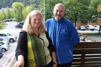 INVITERTE: Dei alvorlege minene til Astrid Trulsen og Jon Tamnes i marknadsnemndi vart bytte ut med breie smil etter torsdagens formannskapsmøte.