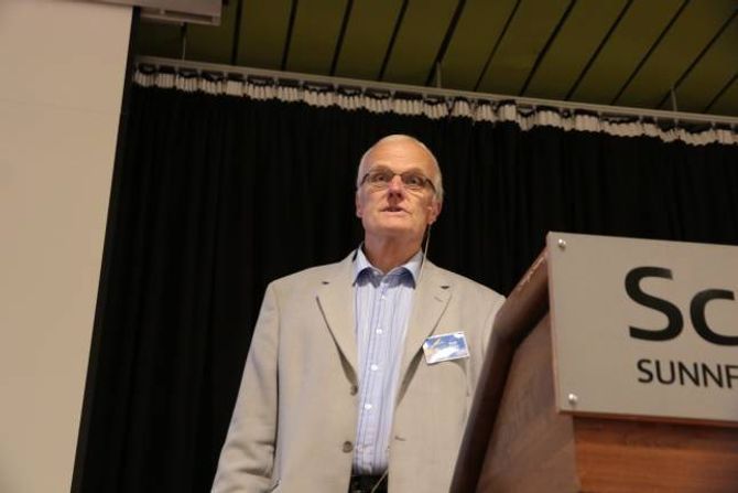 INFORMERTE: Senioringeniør i Statens vegvesen, Kjell Kvåle, ville ikkje gi eit einaste hint om kva KVU kom til å seie om vegvalet.