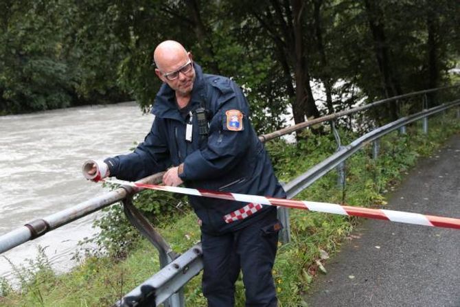 SPERRAR: Beredskapsleiar Inge Steinheim sperrar av.