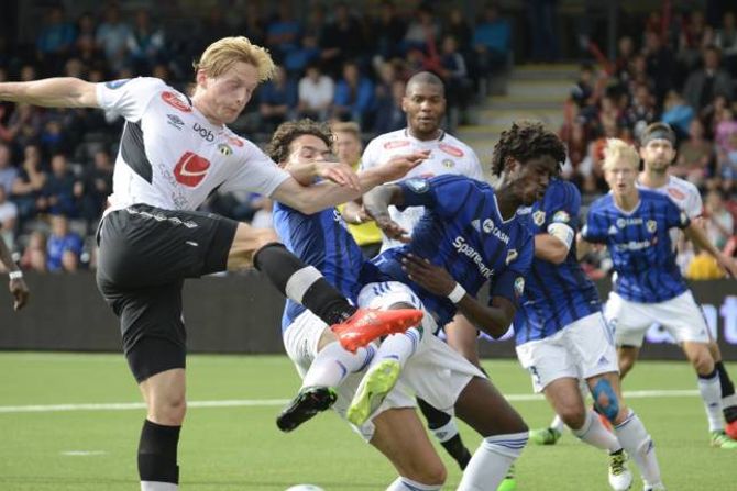KANONADE: Det stod ikkje på talet avslutningar, men stabækspelarane var flinke til å blokkere. Her er det Eirik Birkelund som prøver seg etter eit hjørnespark.