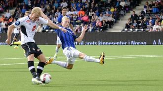 NOK AV SJANSAR: Martin Ramsland og Sogndal kunne ha avgjort kampen før pause. Men skotforsøka gjekk anten i blokka, eller i fingertuppane til ein solid Mande Sayouba.