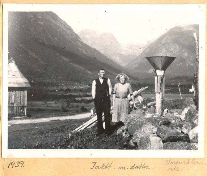 MYKJE KULTURHISTORIE: Boka om vêrobservatørane er også ei bok om norsk kulturhistorie. Her frå vêrstasjonen i Sogndal i 1939.