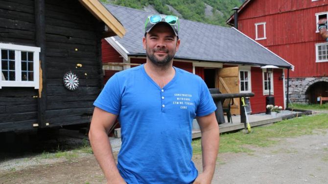 NØGDE: Kristoffer Nystedt ved Utladalen Camping fortel om nøgde reportasjeteam på vitjing i sommar. Arkiv