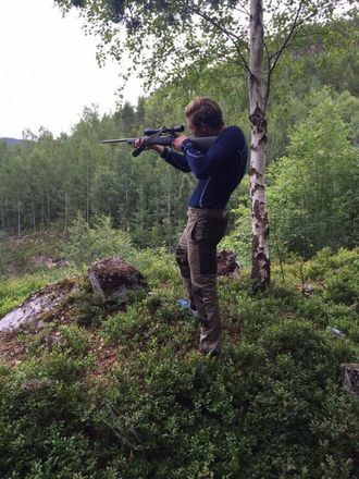 STÅANDE: Bjørn Inge Utvik prøver seg på ståande rifleskyting under jegeropplæringa. Privat foto.
