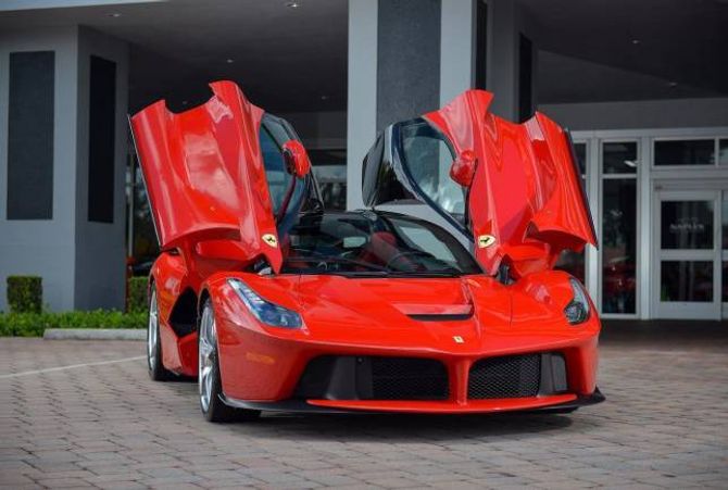 NYARE DATO: Sjølv så å seie nye bilar kan auke sin verdi, ikkje minst om det er ein Ferrari som er bygd i eit avgrensa opplag, slik som LaFerrari.