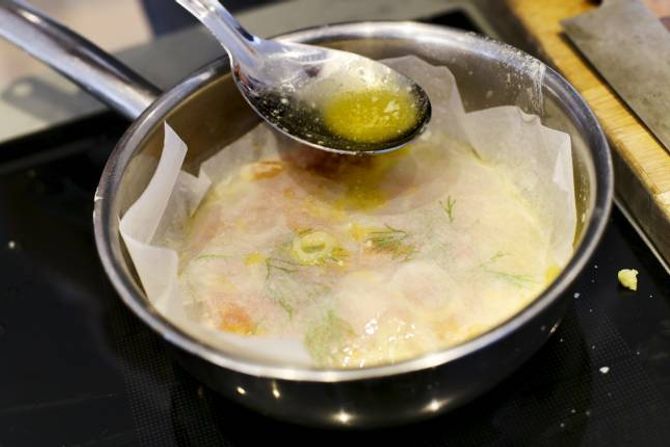 BAKEPAPIR: Legges oppå fisken mens den trekker.