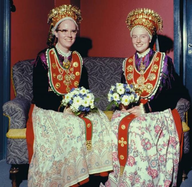BUNADSBRUDER I JØLSTER: På 60- og 70-talet reiste Aagot Noss mykje til Vestlandet. Der var ho mellom anna oppteken av sølvet på bunadane. Søstrene Aasta og Eva Eide i Jølster var to av dei ho møtte. Her er dei ferdigpynta til bryllaupsdagen 21. oktober 1967. Eva til høgre har det såkalla huldresølvet.