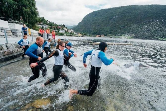 QUADRATLON: Her skulle dei symje 200 meter.