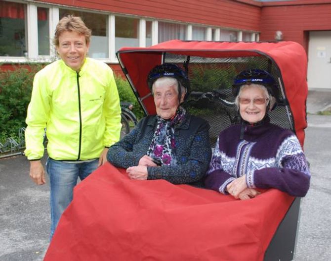 GODT POLSTRA: Kristin Evensen (til venstre) frå Frivilligsentralen i Lærdal er klar for avgang utanfor Lærdal bu- og omsorgssenter.