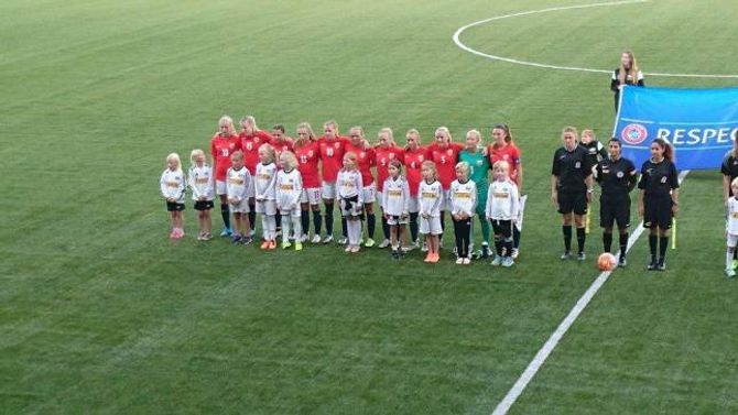 STORT: Her får Marte Bjelde Hjelmhaug (i drakt nummer 13) debuten på J19-landslaget.