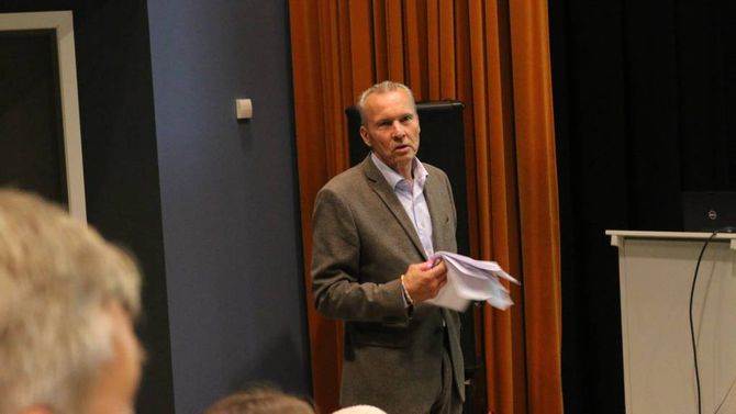 PROGNOSAR: Direktør i E-CO Energi, Odd Øygarden, heldt føredrag om historikken for deira kraftverkplanar i Erdal. Etter stupet i straumprisar frå 2011 av har E-CO måtte gå for eit vesentleg meir nøkternt Mork kraftverk. På lang sikt seier også prognosane at straumprisane vil auka grunna skjerpa miljøkrav, fortalde Øygarden.