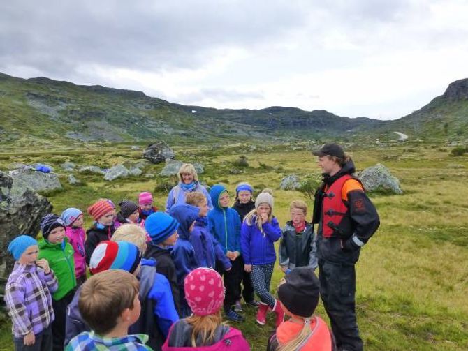 FORTEL: Fjelloppsyn Erlend Øydvin fortel om fjellfiske. Privat foto