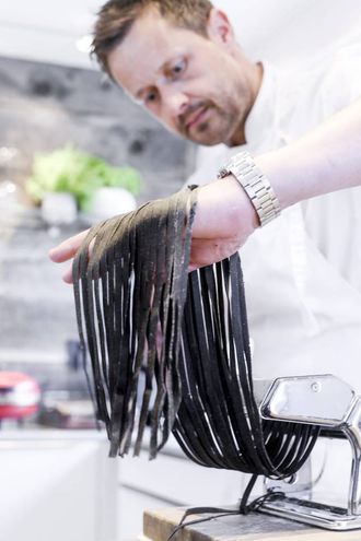 PEN PASTA: Nattsvart pasta kjem ut av maskina.