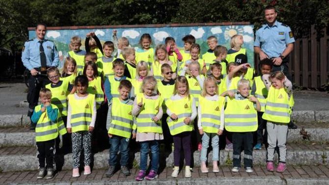 BLIDE: 1. klassingane var naturleg nok godt nøgde med dei nye vestane.