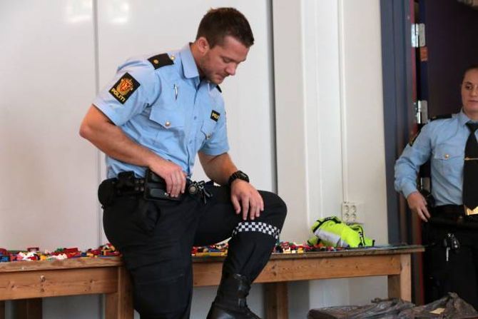 DEMONSTRERTE: Politibetjent Petter hagen synte fram refleks på uniformen og korleis den fungerer.