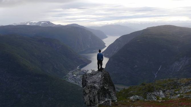 SEGN: Torsteinen har namnet sitt etter ei segn som seier at trolla Tor og Trombe kappast om ei jente og skulle avgjera kven som fekk henne ved å kasta kvar sin store stein over dalen. Tor vann ettersom steinen han kasta hamna drygt 1200 meter over havet, medan Trombe sin stein landa i dalbotnen like ved elva. No er Torsteinen mest kjend som turmål og utsynspunkt.
