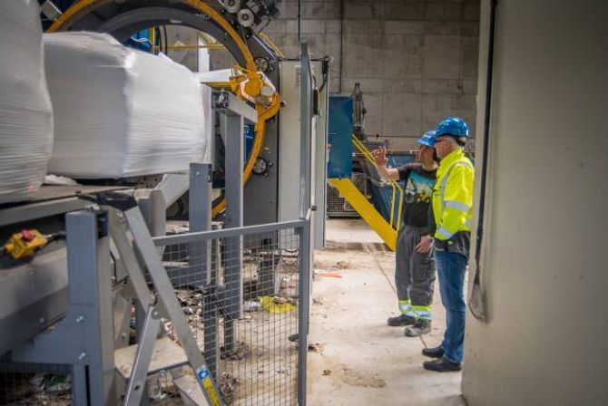 TRANSPORT: Slike energibrikker produsert på Kaupanger skal transporterast til Håbakken om det kjem pelletsfabrikk der. Denne transporten, samt klakkelydar av tømmeret, er støykjeldene som gjer bebuarane i området uroa: Arkiv