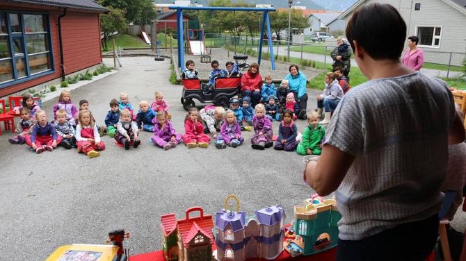 HISTORIETIME: Dei fleste ungane følgde godt med då historia vart fortalt om korleis barnehagen vart til.