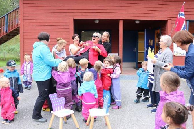 FULL FEIRING: Her blir Aud Høgi Størdal (nesten) kasta i lufta, i høve den runde dagen.