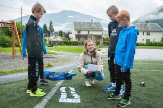 UTETIME: Aktiv undervising utandørs er ein viktig del av ASK-metoden. Elevane kan repetere til dømes gangetabellen ved hjelp av stafettar eller andre kreative påfunn.
