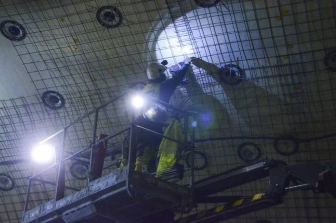 MYKJE SKUM: Det innvendige arbeidet i tunnelen er i stor grad ferdig. Berre dei eletriske installasjonane står att, eit arbeid som tek til etter jul i år. Biletet er frå mars i år, under arbeidet med å montere nesten 100 000 kvadratmeter med skumplater i to lag i tunnelen.