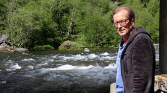 DÅRLEG START: Også i Lærdal har det vore ein laber start på årets fiskesesong. Lasse Sælthun håpar det tar seg opp.