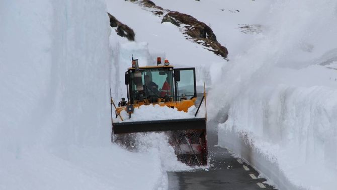 VINTER: Vintrane var harde også den gongen. Her frå fresing av vegen etter fjorårets snøfall.