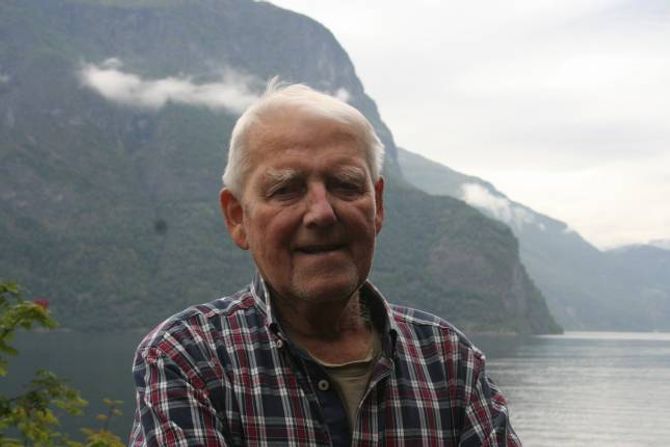FORTEL: Per Selboskar fortel om korleis fjellvegen mellom Aurland og Lærdal kom i stand. Han var kommuneteknikkar og byggjeleiar for veganlegget over fjellet.