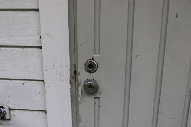 INNBROT: Forsøket på å bryta opp døra har ikkje vore vellukka, men dørhandtaket må skiftast.
