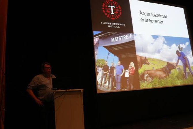 GRÜNDER: Årets lokalmatgründer Olav Lie-Nielsen heldt eit engasjert føredrag i Lærdal kulturhus under "Smak av Sogn 2016".