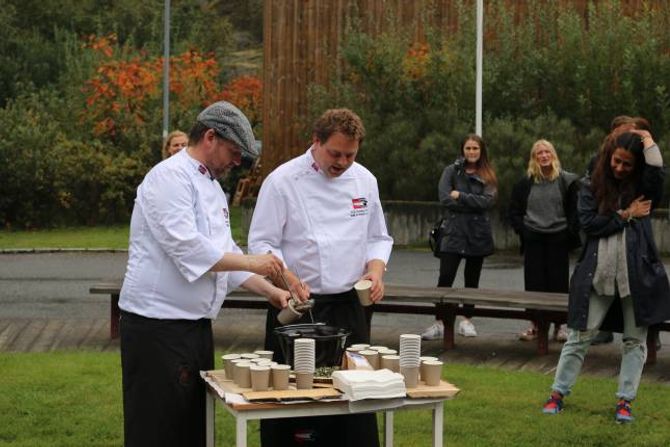 BRINGEBÆRSUPPE: Morokokkane Nils-Henning Nesje og Torstein Hatlevik serverte deltakarane på "Smak av Sogn 2016" ei til dels mystisk suppe etter føredragsdelen var over.