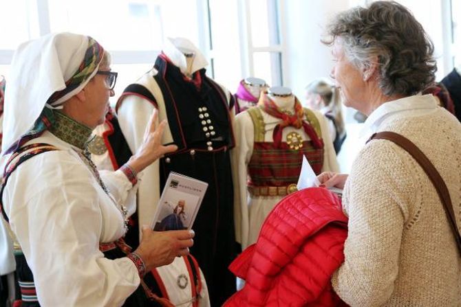 STOR INTERESSE: Mange var interesserte i å høyra meir om både telemarksbunader og andre bunader under den store bunadsmessa til Norsk Flid i Oslo nyleg.