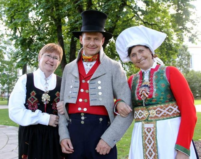 ØNSKJER MANGFALD: – Vi er svært opptekne av mangfaldet og ønskjer at folk skal kunna velja det dei ønskjer og som passar dei innanfor det historiske materialet når det gjeld bunader, seier Per Willy Næsseth i Norsk Flid. Her i ei gråtrøye frå Aust-Agder. Til venstre dagleg leiar Siw Brandal Godø frå Norsk Flid i Ålesund i ørskogbunad og dagleg leiar Irene Tørhaug frå Norsk Flid i Bergen i den rekonstruerte fusabunaden.