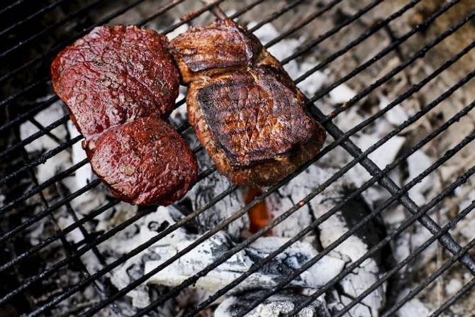 GRILL: Skivene av reinsdyrkjøt vert grilla på bjørkeved, og bålsmaken er ein del av det «hemmelege» krydderet.
