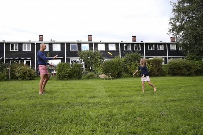 GRØNT: Andreas Almlid og dottera Agnes trivst med å bu i rekkehus med grøne fellesareal og kort veg til både byen og marka.