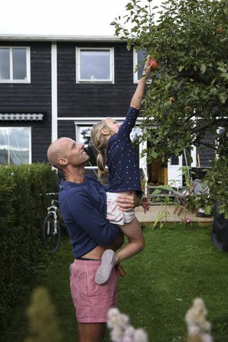 HAGELIV: Eigen hage står høgt på ønskelista til nordmenn. Andreas Almlid og dottera Agnes kan nyte eple frå eigen hageflekk.