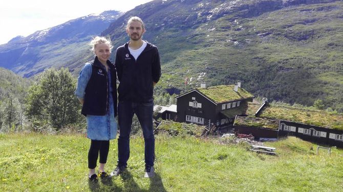 OPPGANG: Trine Marie Johansen og Ole Martin Moen dreiv Skogadalsbøen i år - DNT-hytta har hatt ein oppgang frå den labre fjorårssesongen. Arkiv