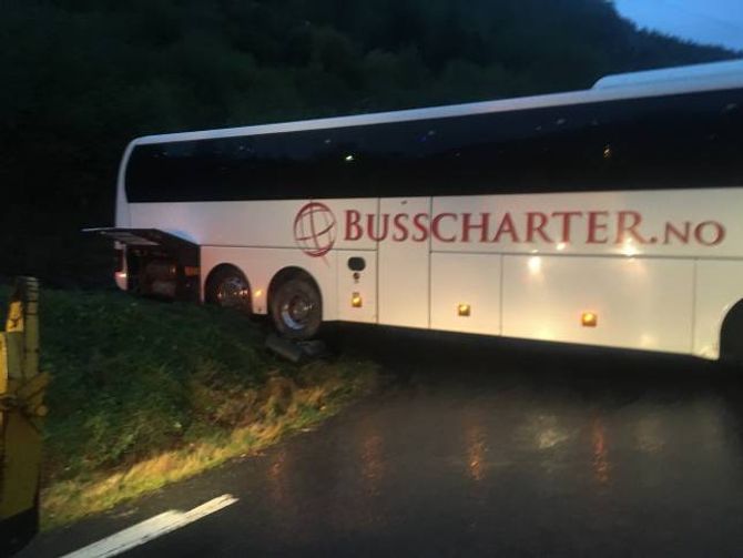 HENG NEDPÅ: Bussen er 14 meter lang, medan vegen er ikkje berekna for køyretøy lengre enn 10 meter. Her ser du kvifor.