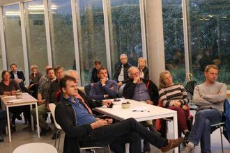 FULLT: Stort sett alle stolane som var sett ut i foajeen på Kunstsenteret var i bruk under "tataki"-kafeen.