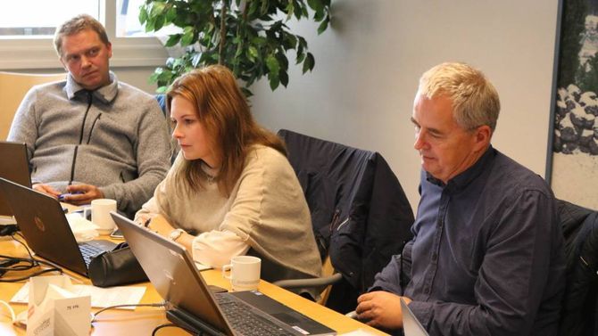SPØRSMÅL: Både Trond Øien Einemo (H, f.v), Annike Vanberg (SV) og Kåre Mentz Lysne hadde spørsmål eller kommentarar rundt overforbruket som ligg an til å enda på over millionen for rådmannsfunksjonane.