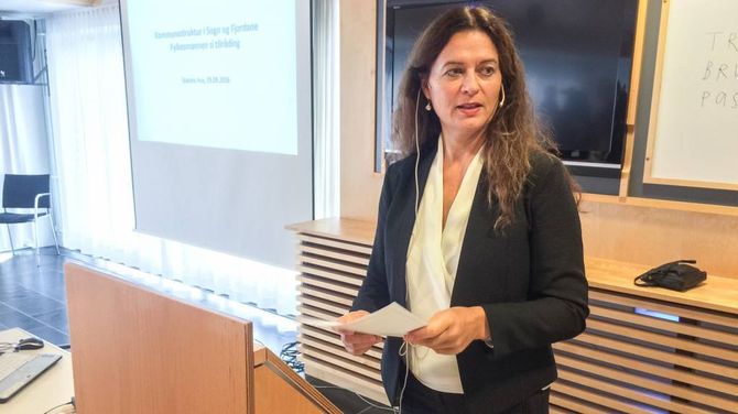 TILRÅDING: Fylkesmann Anne Karin Hamre la fram si tilråding for kommunesamanslåing i fylket 29.september. Arkiv