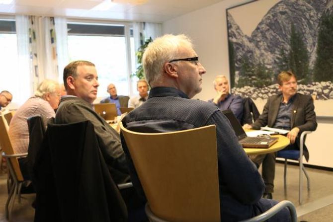 VILJE: Formannskapet i Lærdal signaliserte brei politisk vilje til prosjektet. Hallvard Thomassen (Simas, f.h.), Aron Slater (ECO Waste Solutions) og Knute Foss (COWI) på rekkja nærast.