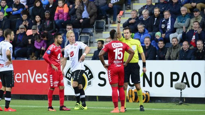 RAUDT: Her får Bismark Acosta det raude kortet som vart den store snakkisen etter Sogndal - Brann.