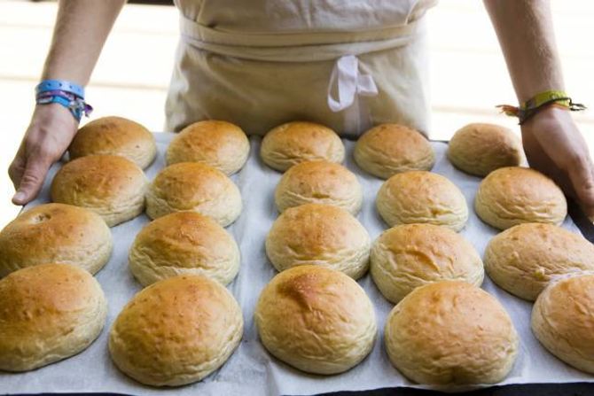 SJØLVBAKANDE: Ifølgje ein svensk rapport er det sannsynleg at mange jobbar innanfor bake- og slaktaryrka forsvinn dei neste 20 åra.