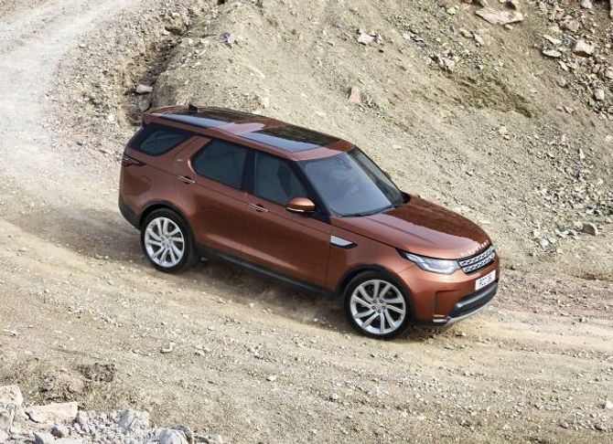 SLANKA SEG: Den nye Land Rover Discovery er nesten eit halvt tonn lettare enn utgåva den erstatta.