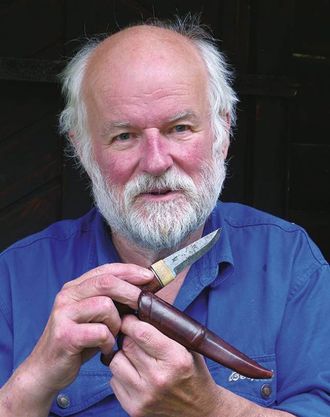 Forfattar Øystein Køhn lagar sjølv sine eigne bruksknivar. No har han skrive boka Staskniven i norsk tradisjon. Foto frå boka: Privat.