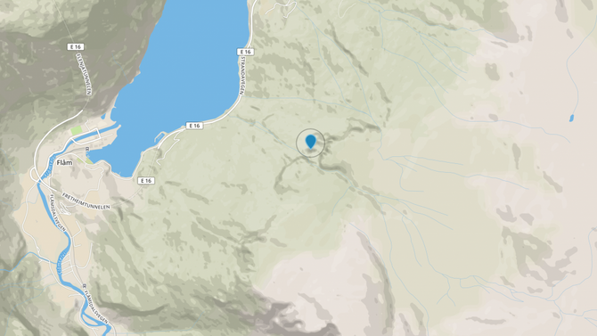 NÆR FJORDEN: Joasetbergi ligg nordaust for Flåm og rett opp frå E16 og Aurlandsfjorden. Utras av ei stor steinblokk herifrå vil naturlegvis kunne få katastrofale konsekvensar. Kart: Mapbox